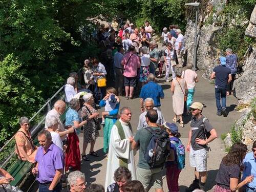 Une famille heureuse d'être auprès d'une mère réjouie