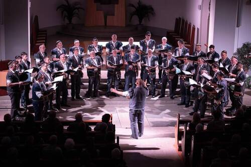 Le Choeur des Armaillis de la Gruyère et ses près de 40 chanteurs, sous la direction de Nicolas Fragnière, interpréteront des oeuvres très variées signées : T.-L. Vittorai, F.Mendelssohn, O.Gjello, E.Cosseto, P.Casals, F.Mauersberger, O.Moret, J.Brahms, C.Saint-Saëns, E.Crausaz, M.Corpataux, M.Corboz et J.Bovet. 